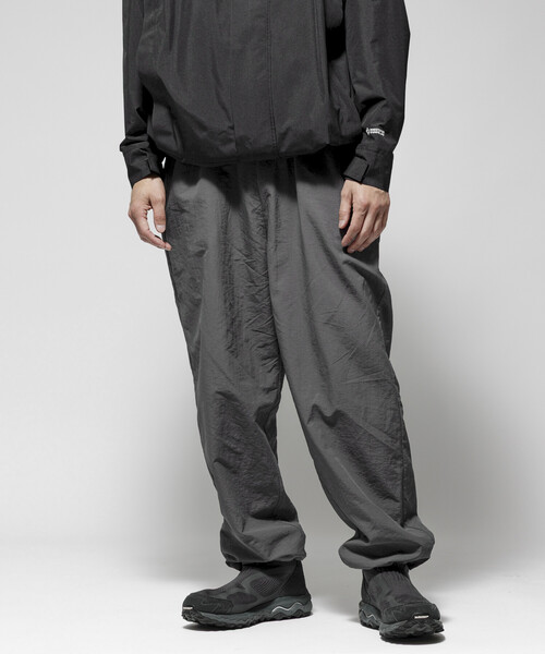 Firsthand（ファーストハンド）の「Firsthand/ファーストハンド ワイドストレート ナイロントラックパンツ / テーパードシルエット イージーナイロンパンツ（その他パンツ・メンズ・グレー/チャコールグレー/ブラック・M/L）」の7枚目の写真
