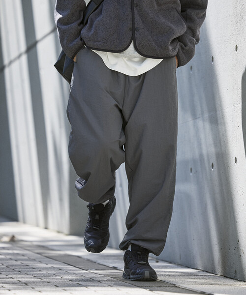 Firsthand（ファーストハンド）の「Firsthand/ファーストハンド ワイドストレート ナイロントラックパンツ / テーパードシルエット イージーナイロンパンツ（その他パンツ・メンズ・グレー/チャコールグレー/ブラック・M/L）」の2枚目の写真