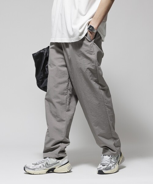 Firsthand（ファーストハンド）の「Firsthand/ファーストハンド ワイドストレート ナイロントラックパンツ / テーパードシルエット イージーナイロンパンツ（その他パンツ・メンズ・グレー/チャコールグレー/ブラック・M/L）」の4枚目の写真