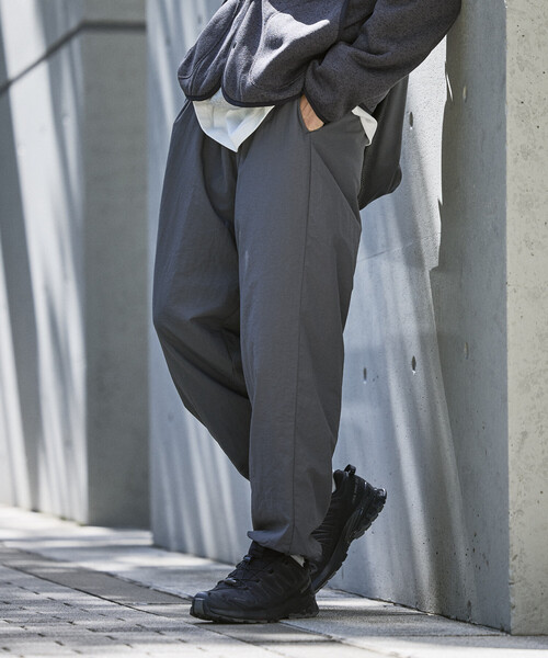 Firsthand（ファーストハンド）の「Firsthand/ファーストハンド ワイドストレート ナイロントラックパンツ / テーパードシルエット イージーナイロンパンツ（その他パンツ・メンズ・グレー/チャコールグレー/ブラック・M/L）」の5枚目の写真