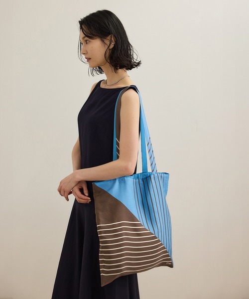 ROPE'(ロペ)の「幾何学柄シルクトートバッグ(トートバッグ・レディース・サックスブルー/オフホワイト・FREE)」の2枚目の写真