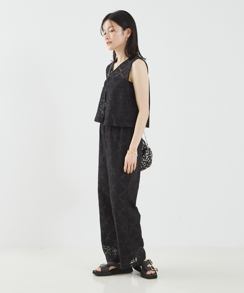 abahouse mavie（アバハウスマヴィ）の「【セットアップ対応】レース2WAYジレブラウス（ベスト・レディース・ブラック/オフホワイト・フリー）」の4枚目の写真