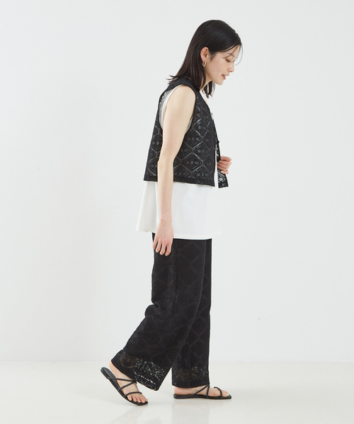 abahouse mavie（アバハウスマヴィ）の「【セットアップ対応】レース2WAYジレブラウス（ベスト・レディース・ブラック/オフホワイト・フリー）」の6枚目の写真