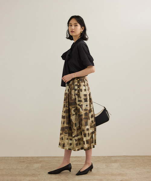 ROPE'(ロペ)の「スクエア ジオメトリックプリントスカート/イージーケア(スカート・レディース・ダークブラウン/ブルー・38/36)」の3枚目の写真