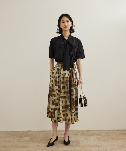 ROPE'(ロペ)の「スクエア ジオメトリックプリントスカート/イージーケア(スカート・レディース・ダークブラウン/ブルー・38/36)」の4枚目の写真