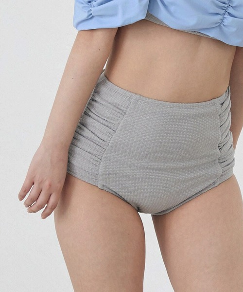 CELEN(セレン)の「【swimwear/体型カバー】ボリュームフレアビキニ オフショルダートップス・パンツ 2点セット(水着・レディース・ホワイト×ブラック/ブルーグレー/ブラック×ブラック・FREE)」の17枚目の写真