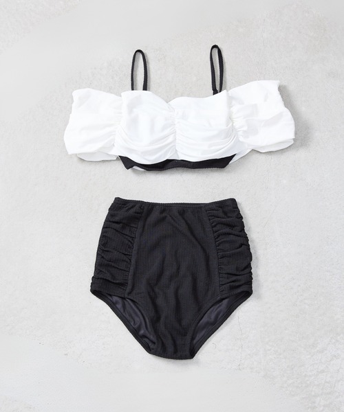 CELEN（セレン）の「【swimwear/体型カバー】ボリュームフレアビキニ オフショルダートップス・パンツ 2点セット（水着・レディース・ホワイト×ブラック/ブルーグレー/ブラック×ブラック・FREE）」の4枚目の写真