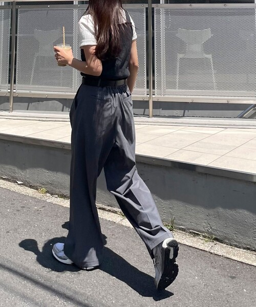 fredy emue（フレディエミュ）の「【吸水速乾/接触冷感/ウォッシャブル/防シワ加工】接触冷感タックスラックスパンツ（スラックス・レディース・グレー/ブラック/キャメル・36/38）」の7枚目の写真