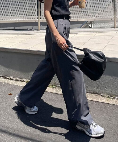 fredy emue（フレディエミュ）の「【吸水速乾/接触冷感/ウォッシャブル/防シワ加工】接触冷感タックスラックスパンツ（スラックス・レディース・グレー/ブラック/キャメル・36/38）」の9枚目の写真