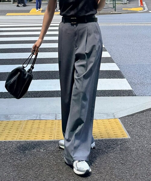 fredy emue（フレディエミュ）の「【吸水速乾/接触冷感/ウォッシャブル/防シワ加工】接触冷感タックスラックスパンツ（スラックス・レディース・グレー/ブラック/キャメル・36/38）」の10枚目の写真