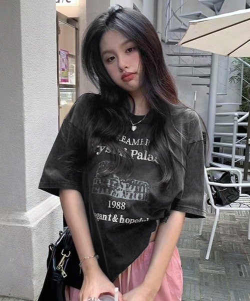 VIBGYOR（ヴィブジョー）の「[NARULA/ナルラ]ヴィンテージ加工 ピグメント プリント Tシャツ(CZ)（Tシャツ/カットソー・レディース・ブラック系/ブラック系1/ブラック系2/ブラック系3/ブラック系4・FREE）」の2枚目の写真