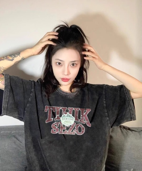 VIBGYOR（ヴィブジョー）の「[NARULA/ナルラ]ヴィンテージ加工 ピグメント プリント Tシャツ(CZ)（Tシャツ/カットソー・レディース・ブラック系/ブラック系1/ブラック系2/ブラック系3/ブラック系4・FREE）」の5枚目の写真
