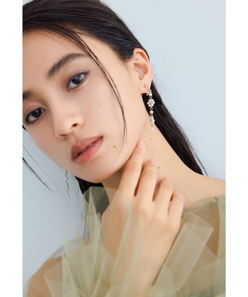 niana(ニアナ)の「パールフラワーロングイヤリング 両耳 ゴールド シルバー 結婚式 二次会 同窓会 成人式 パーティー お呼ばれ オケージョン フォーマル(イヤリング・レディース・ゴールド/シルバー・FREE)」の6枚目の写真