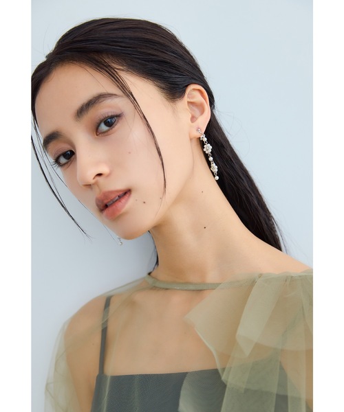 niana(ニアナ)の「パールフラワーロングイヤリング 両耳 ゴールド シルバー 結婚式 二次会 同窓会 成人式 パーティー お呼ばれ オケージョン フォーマル(イヤリング・レディース・ゴールド/シルバー・FREE)」の8枚目の写真