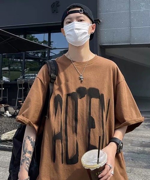 THE HITSS（ヒッツ）の「グラフィティ ロゴプリント オーバーサイズTシャツ（Tシャツ/カットソー・メンズ・ホワイト/ブラウン/ブラック・FREE）」の2枚目の写真