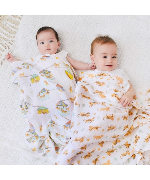 aden + anais （エイデンアンドアネイ）の「aden + anais おくるみスワドル/タイガー・ハッピーバースイヤーコレクション/3枚（おくるみ・キッズ・ホワイト×イエロー・ONE SIZE）」の5枚目の写真