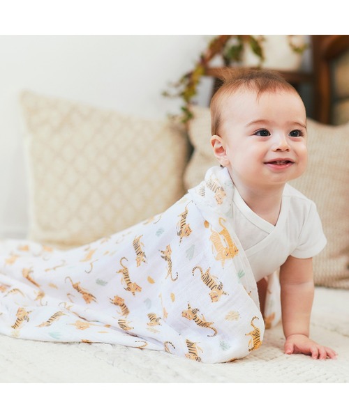 aden + anais （エイデンアンドアネイ）の「aden + anais おくるみスワドル/タイガー・ハッピーバースイヤーコレクション/3枚（おくるみ・キッズ・ホワイト×イエロー・ONE SIZE）」の3枚目の写真