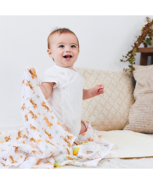aden + anais （エイデンアンドアネイ）の「aden + anais おくるみスワドル/タイガー・ハッピーバースイヤーコレクション/3枚（おくるみ・キッズ・ホワイト×イエロー・ONE SIZE）」の4枚目の写真