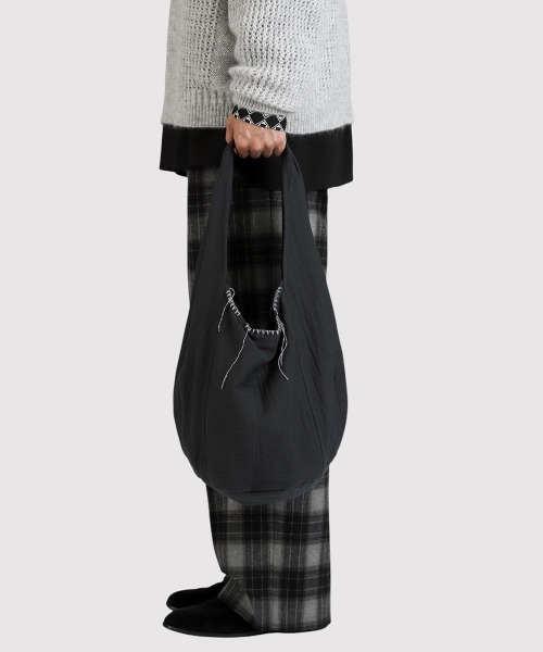 BALLAST ARK（バラストアーク）の「BALLAST ARK / バラストアーク：Oval Embroid Bag：BA12-BG01[AST]（トートバッグ・メンズ・ブラック×イエロー/ブラック×ホワイト/ブラック系その他/ブラック×パープル・FREE）」の18枚目の写真