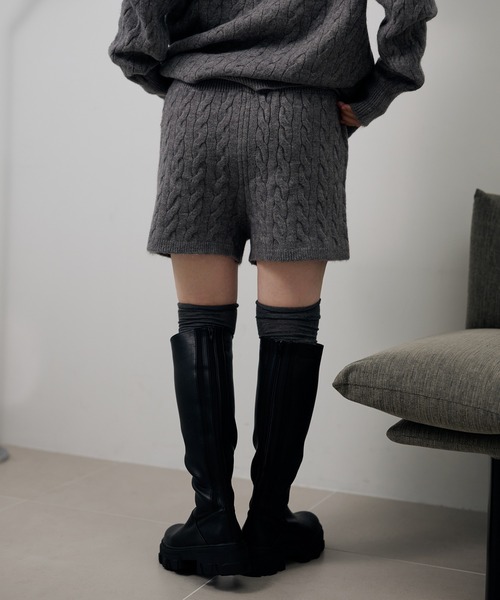 LAULEN(ローレン)の「skipper neck cable knit 2set /襟付きスキッパーネックケーブルニットショートパンツ2セット(セットアップ・レディース・チャコールグレー/ブラック/アイボリー・FREE)」の15枚目の写真