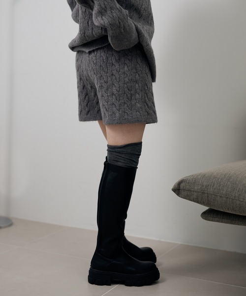 LAULEN(ローレン)の「skipper neck cable knit 2set /襟付きスキッパーネックケーブルニットショートパンツ2セット(セットアップ・レディース・チャコールグレー/ブラック/アイボリー・FREE)」の16枚目の写真