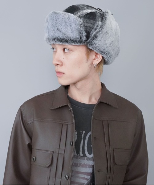 SPINNS（スピンズ）の「2WAYオンブレチャック柄フライトキャップ/防寒/耳当て付き/アビエーター帽/ユニセックス（キャップ・メンズ・ブラック系その他/レッド系その他・ONESIZE）」の10枚目の写真