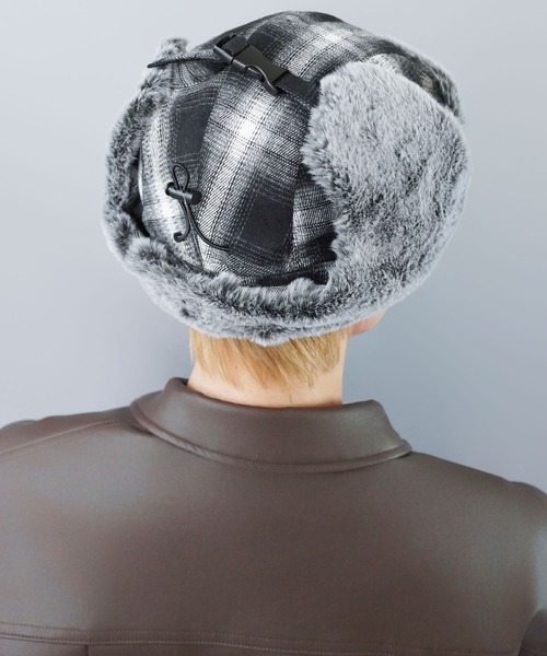 SPINNS（スピンズ）の「2WAYオンブレチャック柄フライトキャップ/防寒/耳当て付き/アビエーター帽/ユニセックス（キャップ・メンズ・ブラック系その他/レッド系その他・ONESIZE）」の5枚目の写真