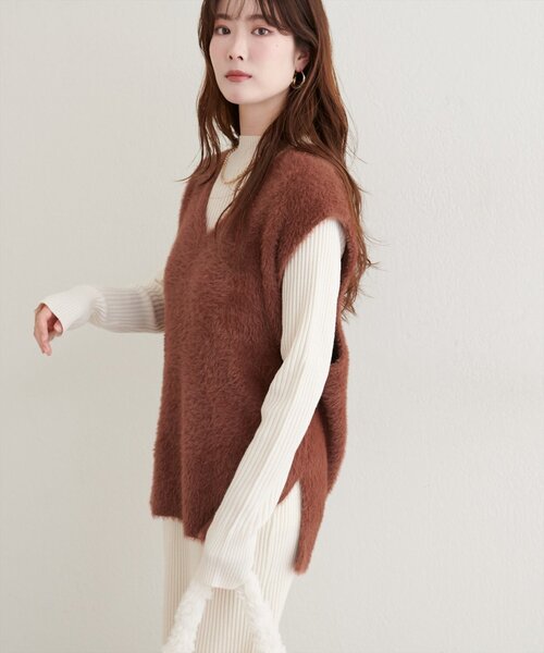 natural couture（ナチュラルクチュール）の「フェザーヤーンニットベスト（ベスト・レディース・ブラウン/チャコールグレー/オフホワイト・FREE）」の3枚目の写真