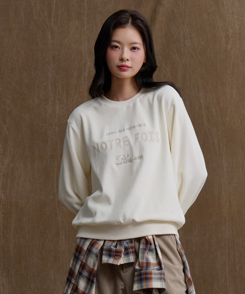 CHASECULT(チェイスカルト)の「女性ベロアグラフィックマンツーマンTシャツ-アイボリー(スウェット・レディース・アイボリー・90/85)」の1枚目の写真