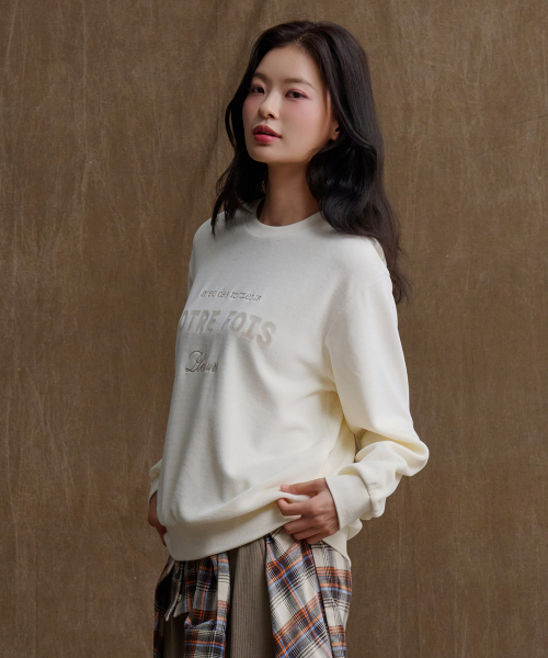 CHASECULT(チェイスカルト)の「女性ベロアグラフィックマンツーマンTシャツ-アイボリー(スウェット・レディース・アイボリー・90/85)」の2枚目の写真