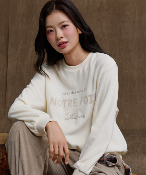 CHASECULT(チェイスカルト)の「女性ベロアグラフィックマンツーマンTシャツ-アイボリー(スウェット・レディース・アイボリー・90/85)」の3枚目の写真