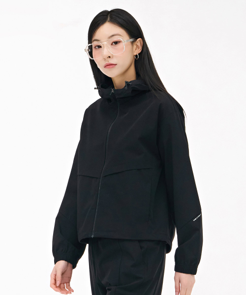 CHASECULT(チェイスカルト)の「レディースストレッチフードジップアップ-ブラック(ナイロンジャケット・レディース・ブラック・95/90/85)」の2枚目の写真