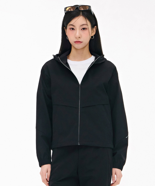 CHASECULT(チェイスカルト)の「レディースストレッチフードジップアップ-ブラック(ナイロンジャケット・レディース・ブラック・95/90/85)」の4枚目の写真