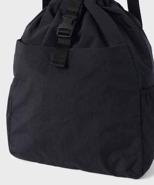 MUSINSA STANDARD（ムシンサスタンダード）の「リップストップワンバックルドローストリングバックパック[ブラック]（バックパック/リュック・レディース・その他・FREE）」の4枚目の写真