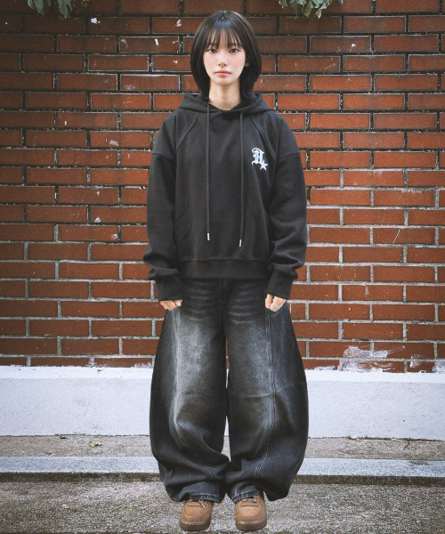 DAMISH(ダミシュ)の「ゴシック3Dシンボル刺繍フードパーカー_ブラック(パーカー・レディース・ブラック・MEDIUM/LARGE)」の2枚目の写真