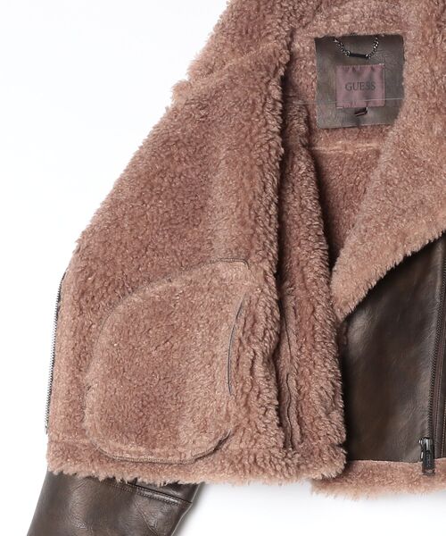 Guess（ゲス）の「YOLENE Faux Shearling Biker ライダースジャケット アウター（ライダースジャケット・レディース・ダークブラウン・MEDIUM/X-SMALL/SMALL）」の9枚目の写真