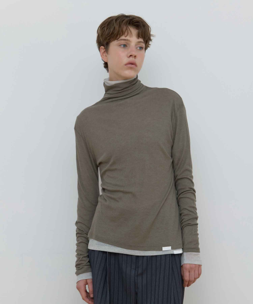 Majournee(マジョネ)の「BASIC TURTLE NECK TOP_KHAKI(Tシャツ/カットソー・レディース・その他・FREE)」の1枚目の写真