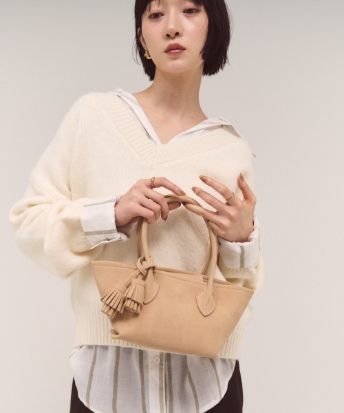 FMiBL(ファミル)の「フェイクスエードタッセルトートBAG(ショルダーバッグ・レディース・ブラック/ブラウン/ベージュ・FREE)」の2枚目の写真