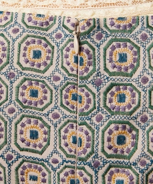 Jocomomola（ホコモモラ）の「Escudos 幾何調総刺繍ワンピース［オケージョン/セレモニー］（ワンピース・レディース・ベージュ/ネイビー・40/42/38）」の4枚目の写真