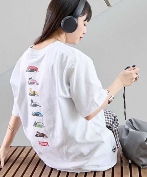 CHUMS（チャムス）の「[CHUMS/チャムス] 別注 BOOBY SUSHI FRIENDS バックプリント ショートスリーブTシャツ（Tシャツ/カットソー・レディース・ブラック/グレイッシュベージュ/ホワイト・M/L/XL/XXL）」の2枚目の写真