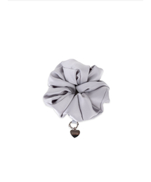 ASURA（アスラ）の「SATIN KEYRING SCRUNCH (GREY)（ヘアバンド）」