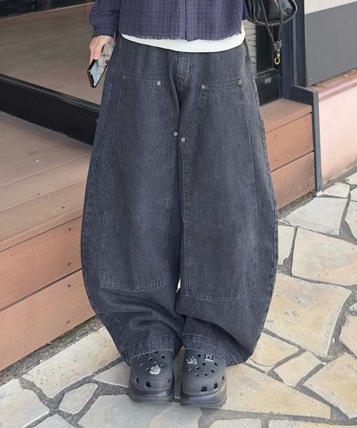 EPNK（イーピーエヌケー）の「13OZ-Double knee wide buggy denim / ダブルニーワイドバギーデニム（デニムパンツ・メンズ・ブルー/ブラック/ブラック系・LARGE/SMALL/MEDIUM）」の9枚目の写真