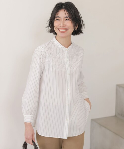 J.PRESS(ジェイプレス)の「【一枚で着映え】ストライプ×エンブロイダリー バンドカラー ブラウス(シャツ/ブラウス・レディース・ライトイエロー系1/ネイビー系1/ホワイト系1・T15/T13)」の1枚目の写真