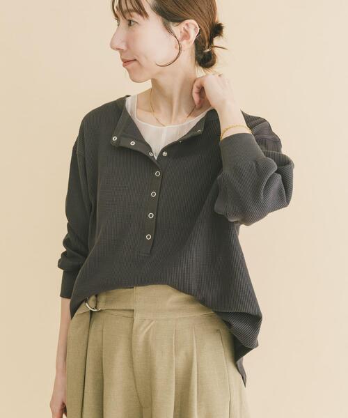 ITEMS URBANRESEARCH(アイテムズ アーバンリサーチ)の「2WAYワッフルプルオーバー(Tシャツ/カットソー・レディース・ホワイト系その他/チャコールグレー/モカ・FREE)」の2枚目の写真