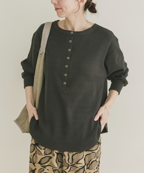 ITEMS URBANRESEARCH(アイテムズ アーバンリサーチ)の「2WAYワッフルプルオーバー(Tシャツ/カットソー・レディース・ホワイト系その他/チャコールグレー/モカ・FREE)」の2枚目の写真