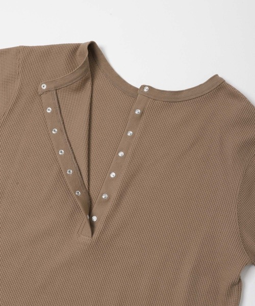 ITEMS URBANRESEARCH(アイテムズ アーバンリサーチ)の「2WAYワッフルプルオーバー(Tシャツ/カットソー・レディース・ホワイト系その他/チャコールグレー/モカ・FREE)」の9枚目の写真