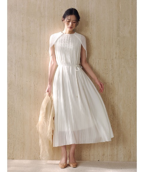 anuans（アニュアンス）の「ランダムプリーツケープワンピース（ワンピース・レディース・ベージュ/アイボリー・FREE）」の2枚目の写真