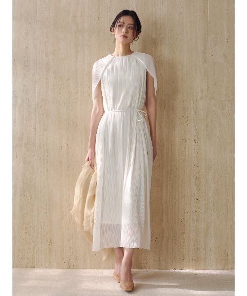 anuans（アニュアンス）の「ランダムプリーツケープワンピース（ワンピース・レディース・ベージュ/アイボリー・FREE）」の3枚目の写真