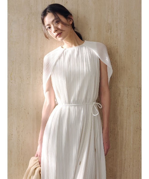 anuans（アニュアンス）の「ランダムプリーツケープワンピース（ワンピース・レディース・ベージュ/アイボリー・FREE）」の10枚目の写真