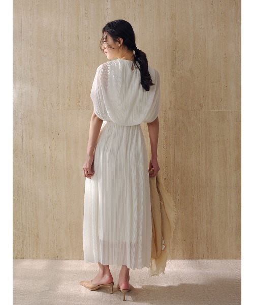 anuans（アニュアンス）の「ランダムプリーツケープワンピース（ワンピース・レディース・ベージュ/アイボリー・FREE）」の5枚目の写真